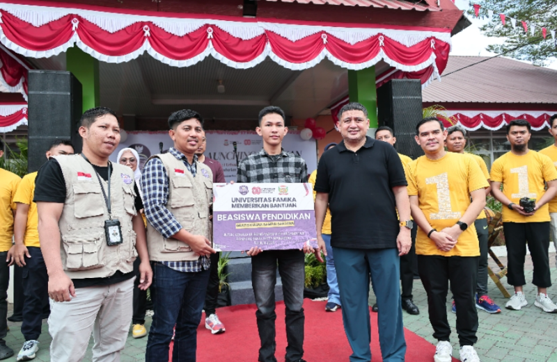 Melalui Walikota Makassar Bersama Camat Panakkukang, Universitas Famika Serah Terimakan Beasiswa Pendidikan Gratis Kuliah Sampai Sarjana Kepada Warga Kecamatan Panakkukang